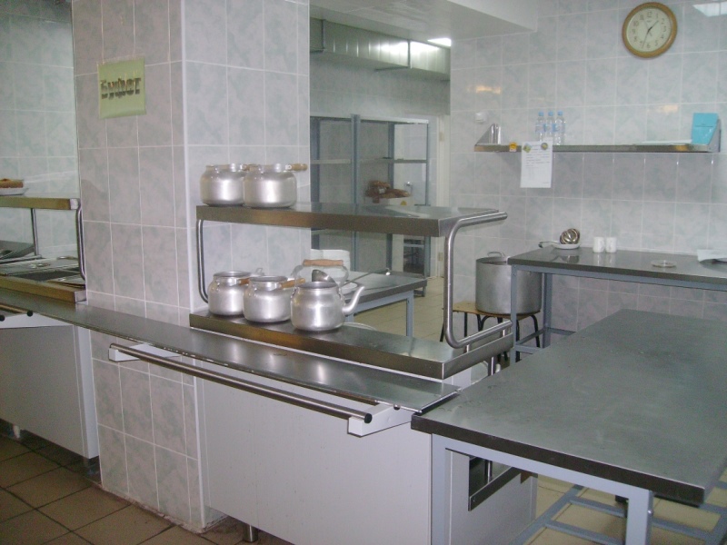 Линия раздачи в школьной столовой.